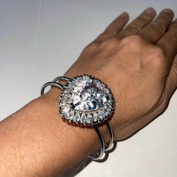 NWOT Australian Statement Crystal Bracelet - Picture 4 of 4